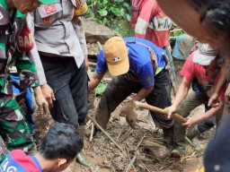 Dua Wisatawan asal Karawang Tewas Tertimbun Longsor di Curug Cileat Subang