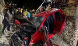 Pengemudi Mabuk, Honda Brio Kehilangan Kendali lalu Tabrak Tembok