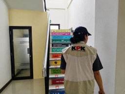 KPK Geledah Kantor Dinkes Ponorogo selana 8 Jam, 3 Koper Barang Bukti dan Flashdisk Diamankan