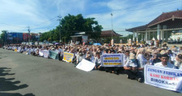 Ribuan Guru Honorer Non-Dapodik Geruduk DPRD dan Pemkab Ponorogo, Ada Apa?