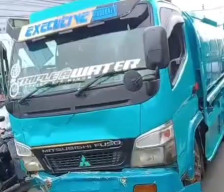 Angkot Oleng Tabrak Truk dari Arah Berlawanan