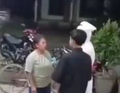 Pocong Tak Berkutik saat Diomeli Emak-Emak