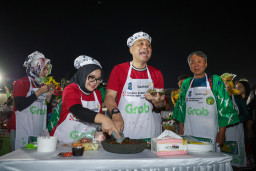 Warga Dari Berbagai Daerah Gruduk Surabaya, Ikut Ramaikan Festival Rujak Uleg 2026