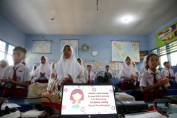 Surabaya Raih Penghargaan Nasional Revitalisasi Bahasa Daerah, Program “Kemis Mlipis” Curi Perhatian