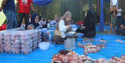 PLN UIT JBM Salurkan Lebih dari 2.900 Daging Kurban Kepada Warga Sekitar Wilayah Perusahaan