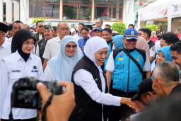 Khofifah Salurkan Rp1,819 Miliar Bansos di Kota Kediri, Buruh hingga Lansia Jadi Sasaran