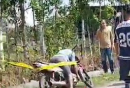 Seorang Pria Ditemukan Tak Bernyawa di Atas Motor