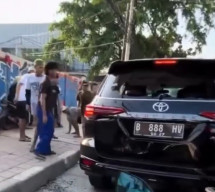 Toyota Fortuner Dirusak Massa di Jalan KH Mas Mansyur, Diduga karena Tabrak Lari 