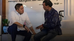 Tengah Malam, Seskab Teddy Temui Ketua Umum GRIB Jaya Hercules