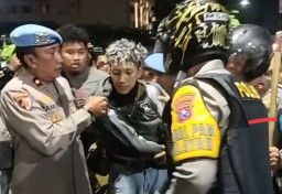 Demo Memanas di Grahadi, 13 Orang Pemicu Kericuhan Diamankan