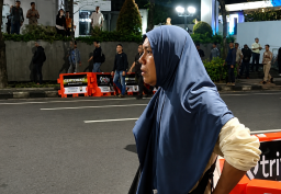 Bubarkan Saja Pak, Ibu Pemilik Stan Bazar Histeris Saat Demo Ricuh di Dekat Alun-Alun Surabaya