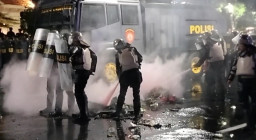 Demo #IndonesiaSekarat di Grahadi Surabaya Berakhir Ricuh, Polisi Bubarkan Massa