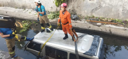 Mobil Yayasan Ubaya Masuk Saluran Air di Jalan Ahmad Yani Surabaya, Pengemudi Alami Syok