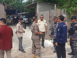TNI AL, Satpol PP Brondong, Pemdes Sedayulawas, RN dan DLH Lamongan Tindak Lanjuti Keluhan Warga Soal Bau Limbah Pabrik