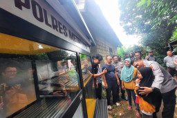 Sambut Hari Bhayangkara ke-80, Kapolres Metro Depok Beri Harapan Baru bagi Keluarga Ibu Siti