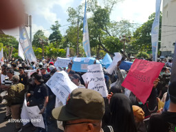 Ribuan Relawan Dukung Program MBG, Kecewa Tak Ditemui Pejabat Pemkab Lamongan