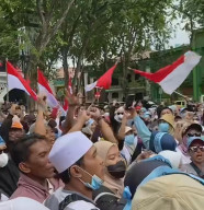 Ratusan Warga Gresik Gelar Aksi Damai Dukung MBG di DPRD