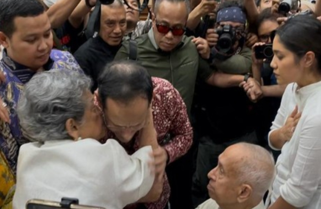 Dituntut 18 Tahun, Nadiem Menangis lalu Peluk Istri dan Orang Tua