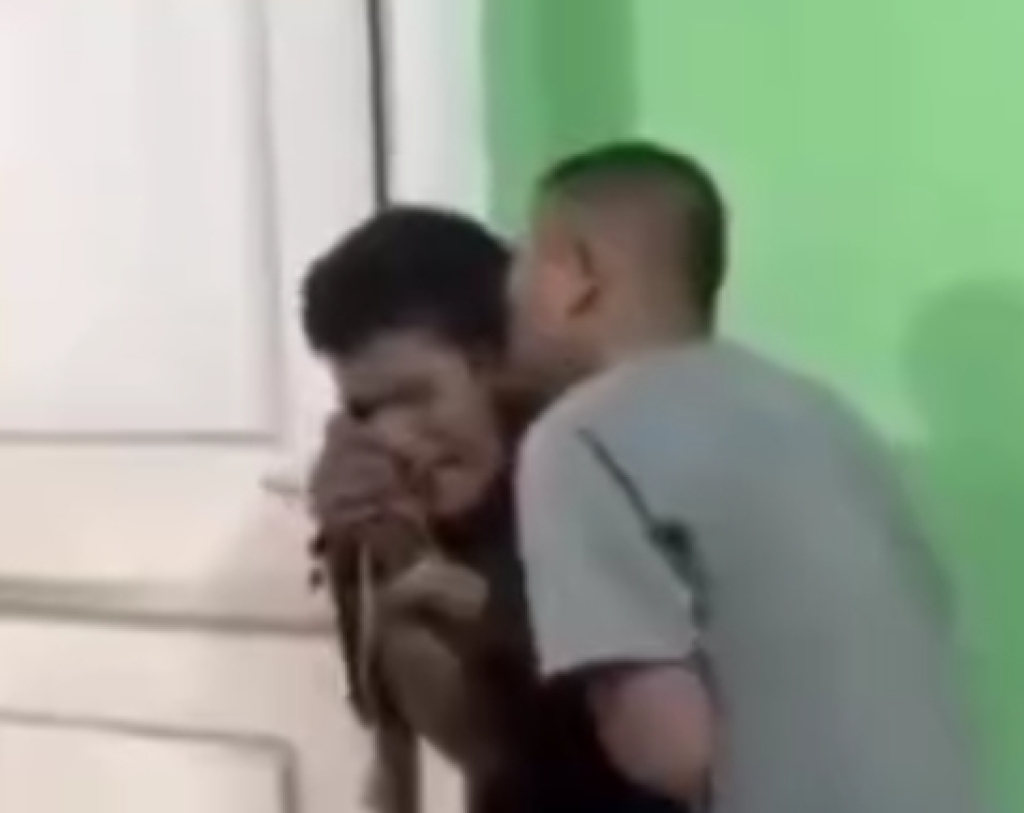 Dua Terduga Pencuri Ditangkap Warga, Dihukum Gigit Kuping