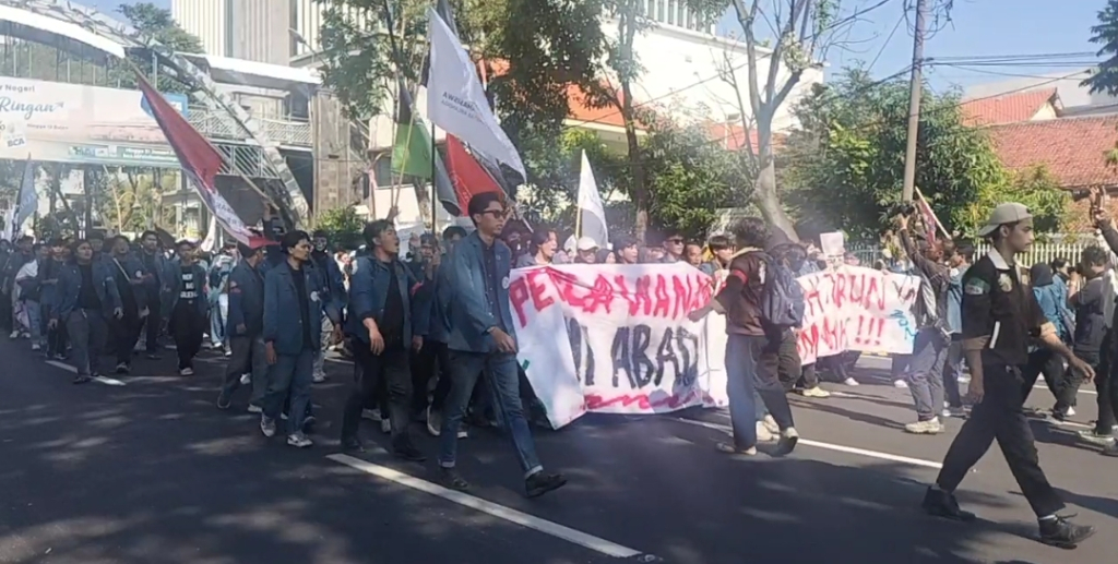 Ribuan Mahasiswa Surabaya Kepung Grahadi, Tujuh Tuntutan Disuarakan untuk Pemerintah